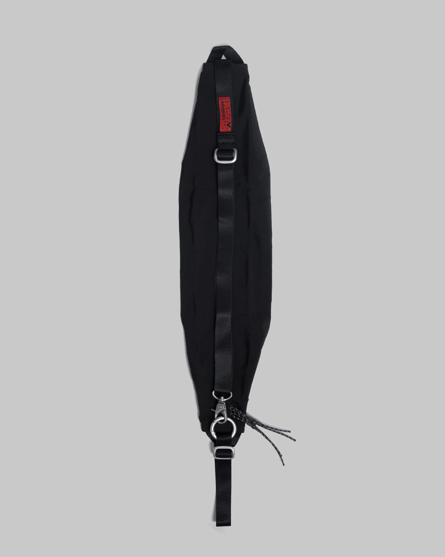 トポロジー　クレープ　ポケット　スリング　ブラック Crepe Pocket Sling – Topologie
