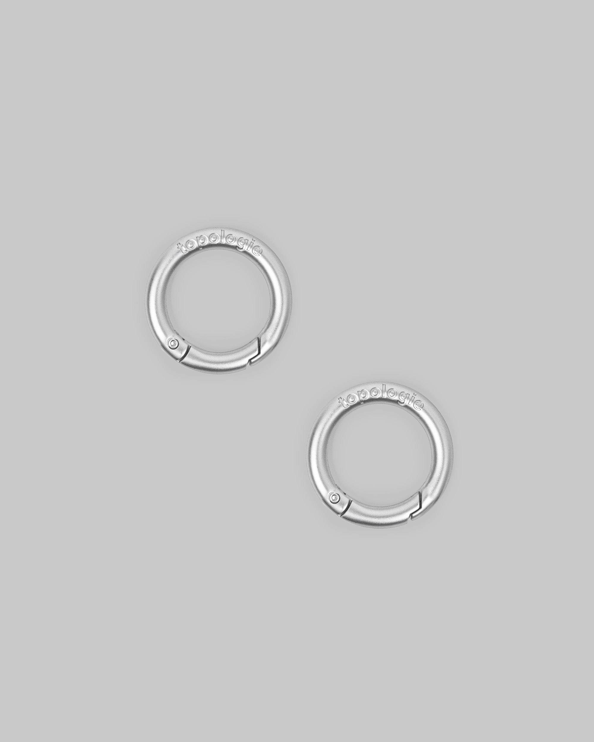 O-Ring 20mm in matt nickel with spring gates and an embossed topologie logo, shown against a light grey background.