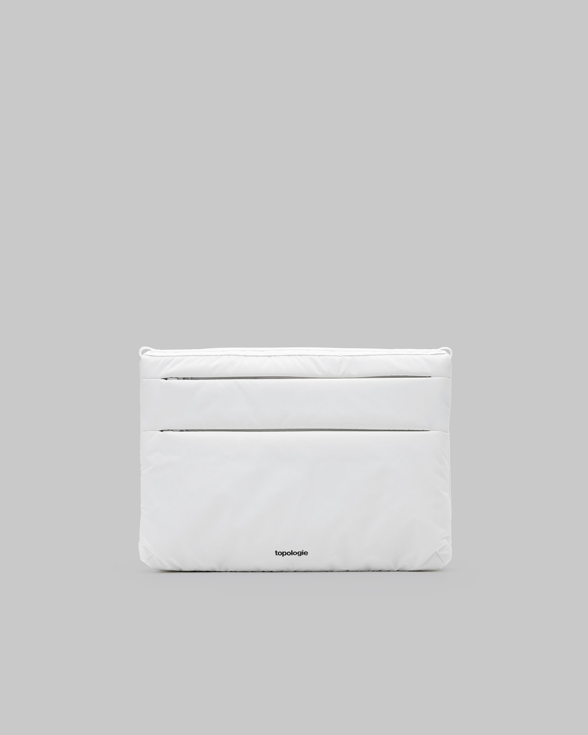 Flat Sacoche Large in marshmallow white with two horizontal zippered compartments and a small black topologie logo, shown against a light grey background.