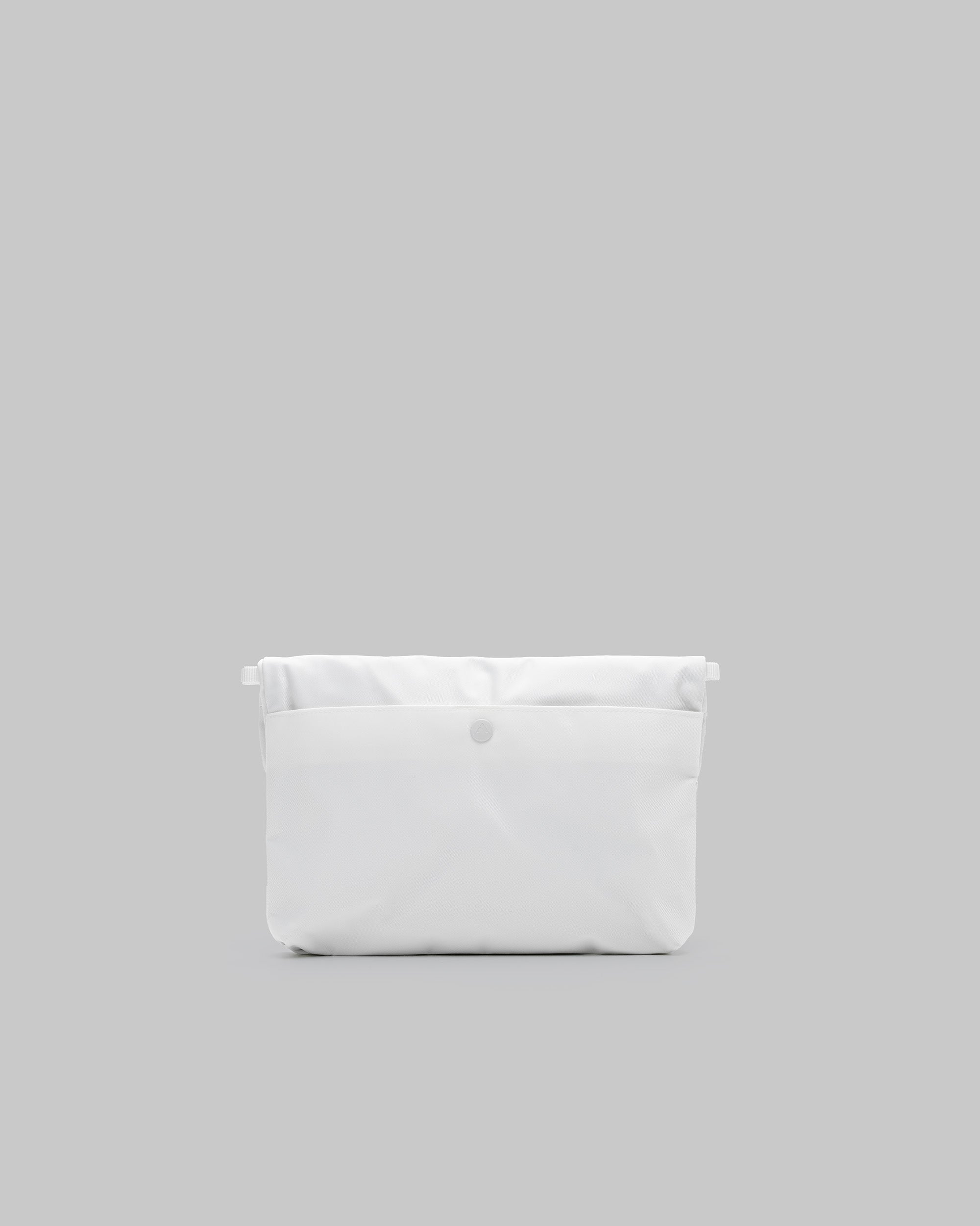 Musette Medium in marshmallow white with a front compartment and central snap embossed with the topologie logo, shown against a light grey background.