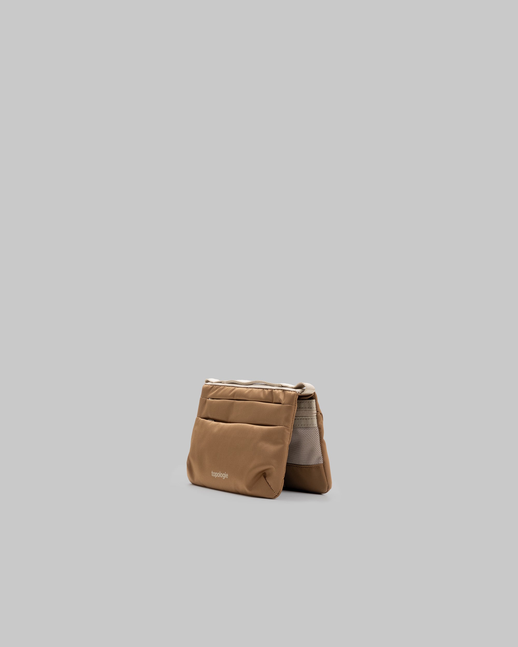 Phone Sacoche 90 in copper with tiered pockets and internal mesh, shown against a light grey background.