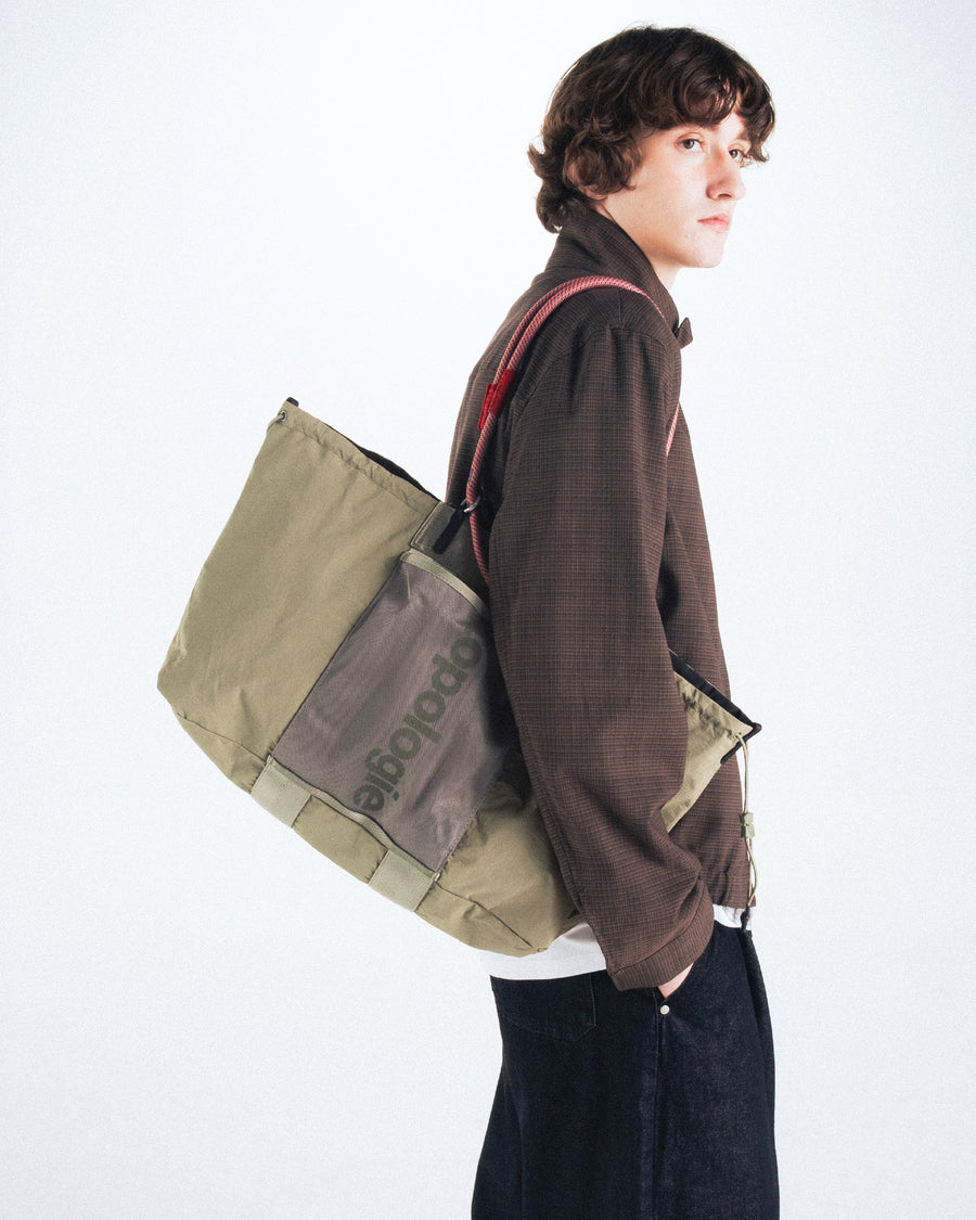 Summit Tote Wide Medium – Topologie