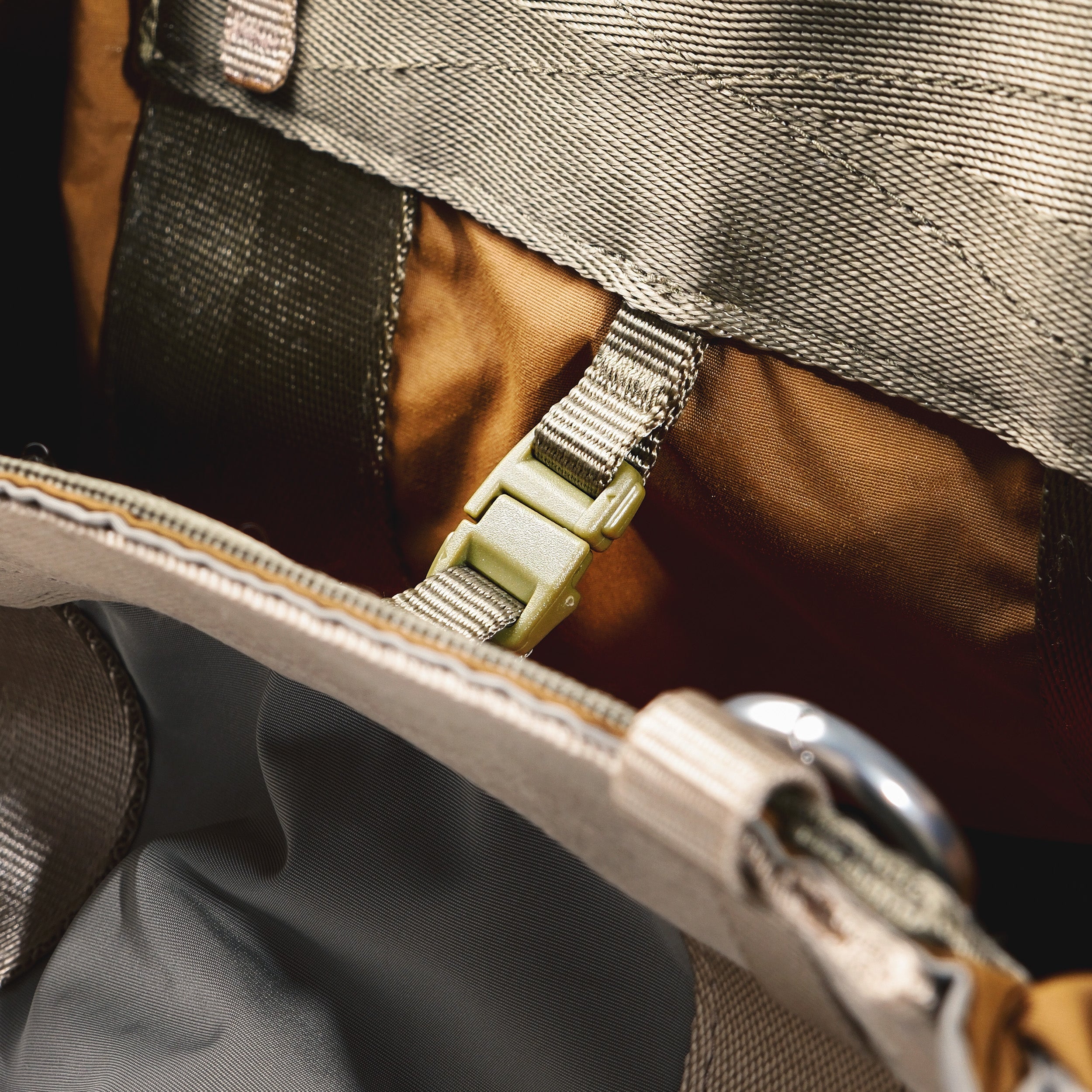 Summit Tote Medium – Topologie